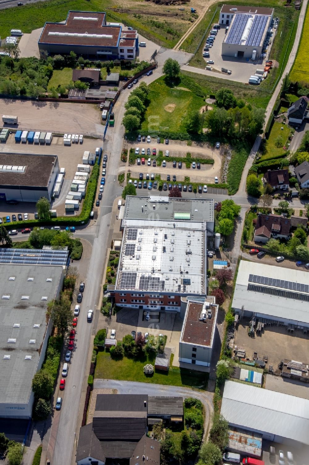 Aerial image Heiligenhaus - Industrial and commercial area on motorway BAB A44 Velbert in the district Hetterscheidt in Heiligenhaus in the state North Rhine-Westphalia, Germany