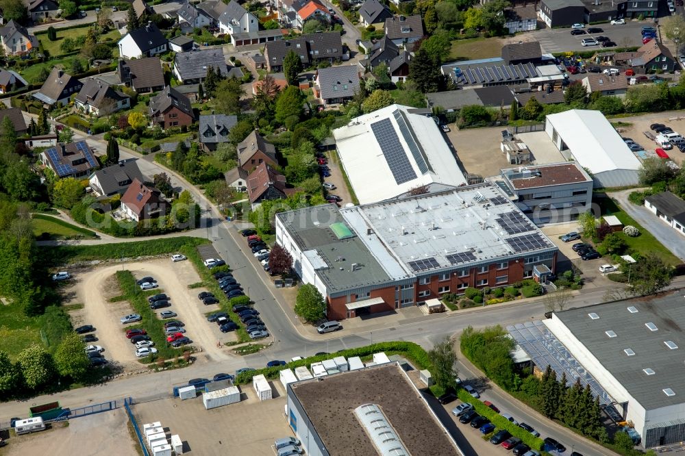 Heiligenhaus from the bird's eye view: Industrial and commercial area on motorway BAB A44 Velbert in the district Hetterscheidt in Heiligenhaus in the state North Rhine-Westphalia, Germany