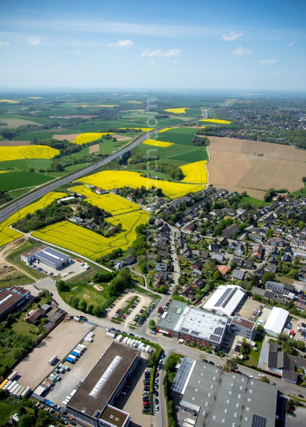 Aerial image Heiligenhaus - Industrial and commercial area on motorway BAB A44 Velbert in the district Hetterscheidt in Heiligenhaus in the state North Rhine-Westphalia, Germany