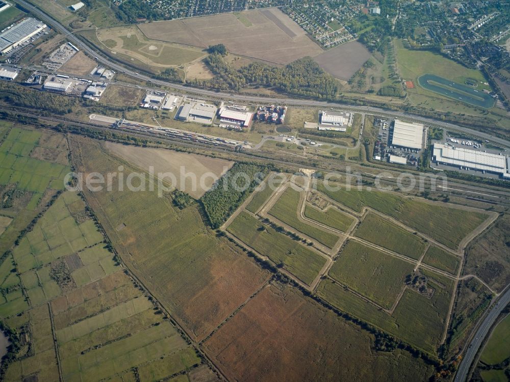 Aerial photograph Großbeeren - Industrial estate and company settlement along the B101 road in the West of Grossbeeren in the state of Brandenburg. The area with its different companies and business areas is surrounded by the residential areas of Grossbeeren and by fields and meadows