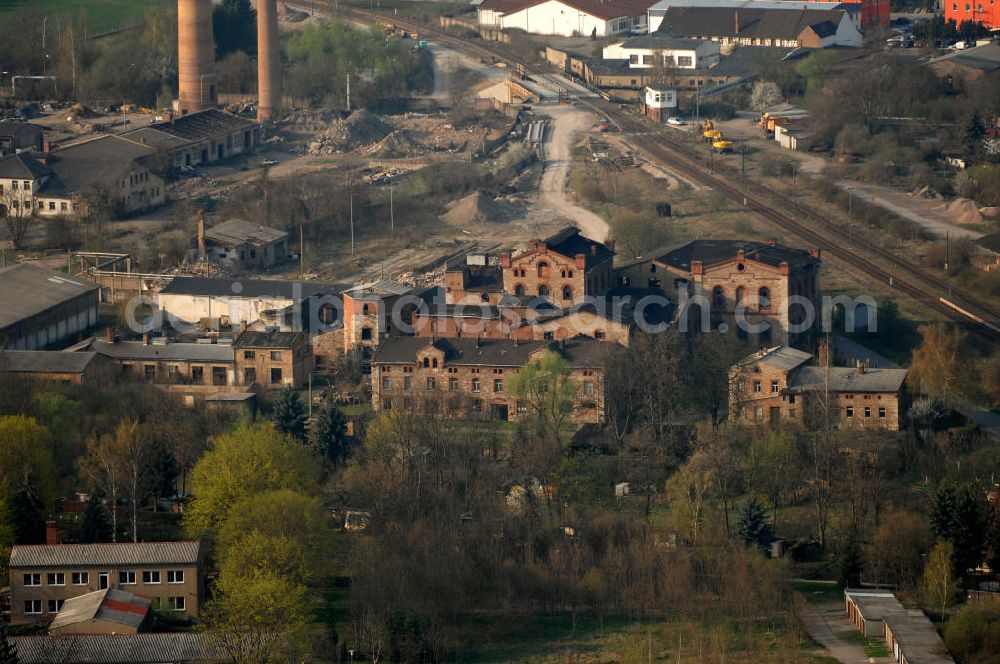 Greußen / Thüringen from the bird's eye view: Blick auf eine Industrie-Ruine Brauerei Greußen / Thüringen an der Schwarzburger Straße. Im Jahr 1847 erfolgte die Gründung des Malzwerkes und wurde 1872 zur Brauerei Nebert & Poppendieck; 1883 zur Brauerei Gebrüder Stoekius mit Unternehmensform AG und 1898 erfolgte die Umbenennung in Aktienbrauerei Greußen. 1943 hatte die Riebeck-Brauerei AG, Leipzig 70 Prozent der Aktien an der Brauerei. Nach dem zweiten wurde der Betrieb verstaatlicht und heiß VEB Brauerei Greußen. Ab 1974 war die Brauerei ein Mitglied im VEB Getränkekombinat Erfurt. Nach dem Ende der DDR wurde der Betrieb unter den Namen Brauerei Greußen der Betrieb 1991 geschlossen.