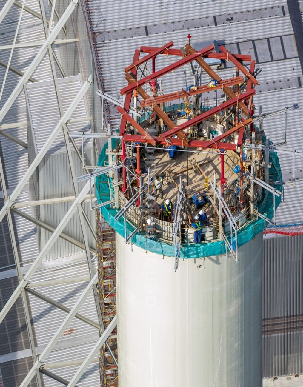 Duisburg from the bird's eye view: Industrial chimney repairs on the premises of the Huettenwerke ThyssenKrupp in Duisburg in the Ruhr area in North Rhine-Westphalia