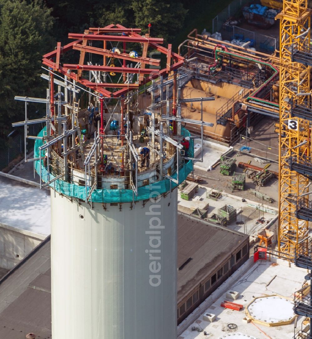 Aerial photograph Duisburg - Industrial chimney repairs on the premises of the Huettenwerke ThyssenKrupp in Duisburg in the Ruhr area in North Rhine-Westphalia