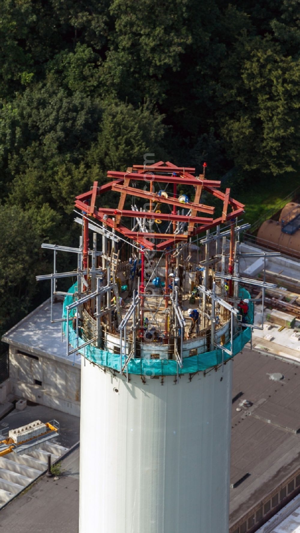 Duisburg from above - Industrial chimney repairs on the premises of the Huettenwerke ThyssenKrupp in Duisburg in the Ruhr area in North Rhine-Westphalia