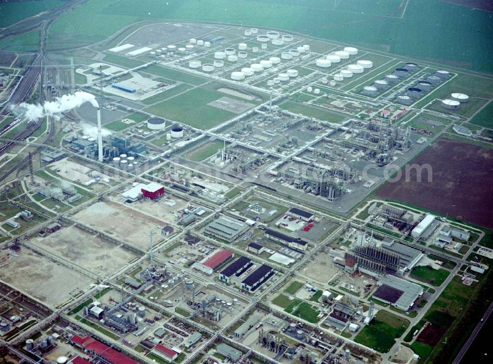 Aerial photograph Leuna - Industrieanlagen der Leuna-Raffenerien der ELF AG