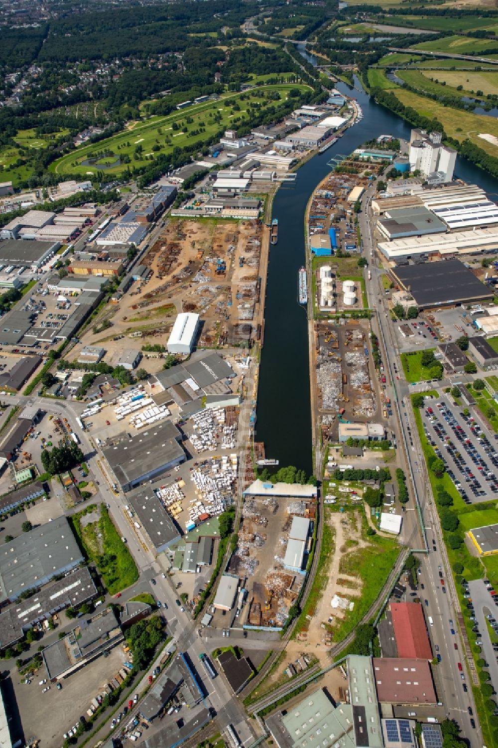 Aerial photograph Mülheim an der Ruhr - Wharves and piers with ship loading terminals in the inner harbor in Muelheim an der Ruhr in the state North Rhine-Westphalia