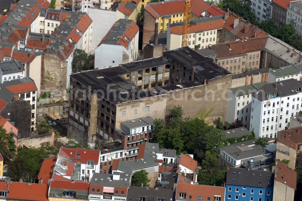 Aerial image Berlin - View of an abandoned ruin in the Fehrbelliner Höfe in Berlin. An ensemble of founding period buldings, lofts and townhouses with gardens was going to be planned. This project has been put on ice, because of the US housing crisis