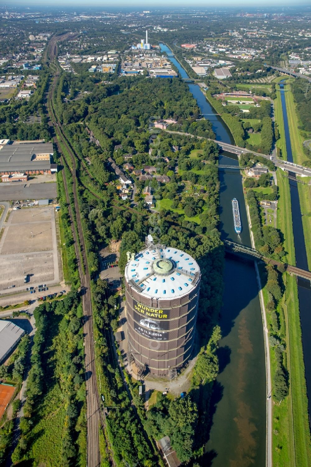 Aerial photograph Oberhausen - Gas tank serves as an industrial monument Gasometer Oberhausen Gmbh and an exhibition at the Arenastrasse in Oberhausen in North Rhine-Westphalia