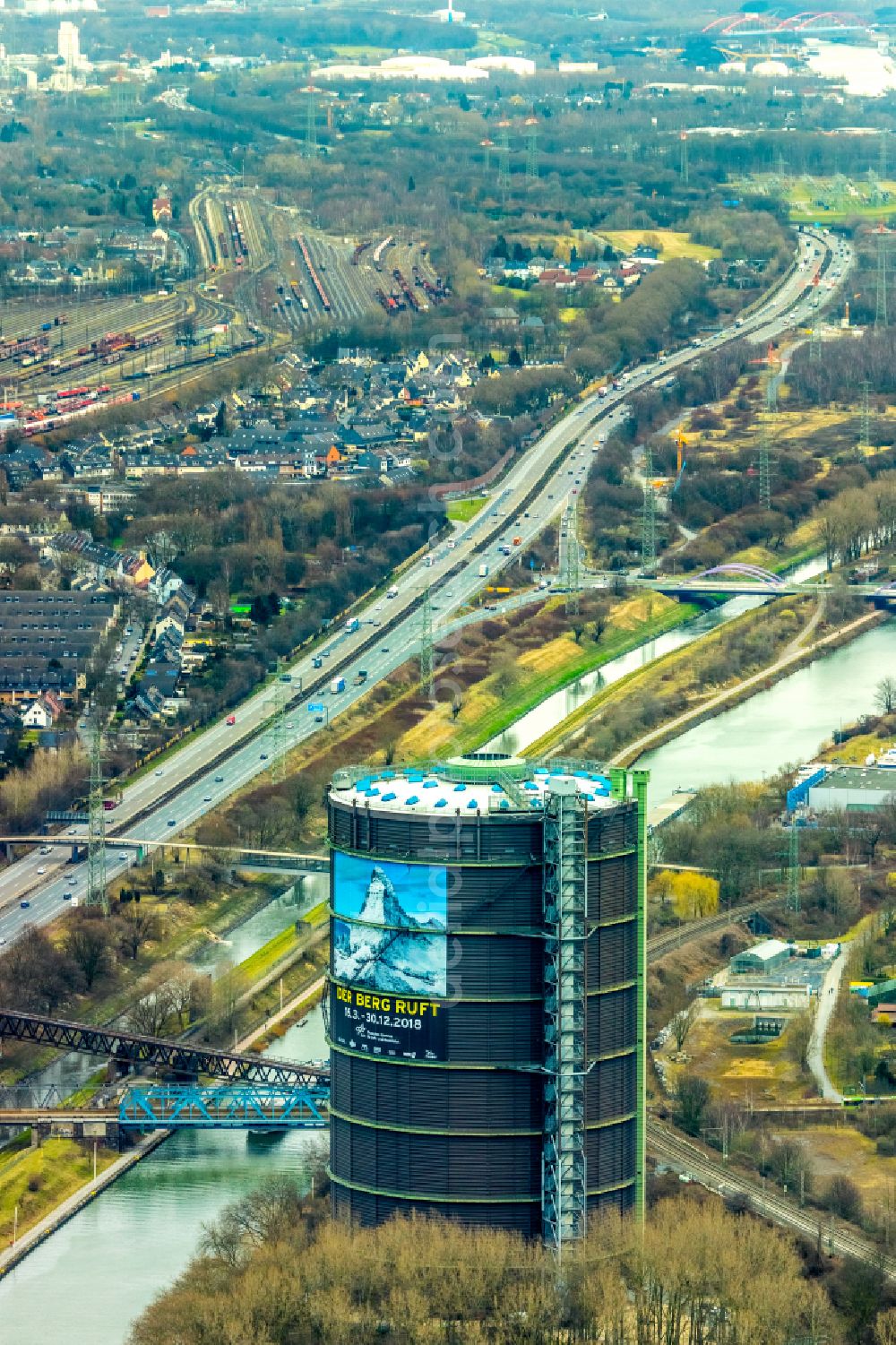 Oberhausen from the bird's eye view: Industrial monument Gasometer Oberhausen GmbH and an exhibition at the Arenastrasse in Oberhausen in North Rhine-Westphalia