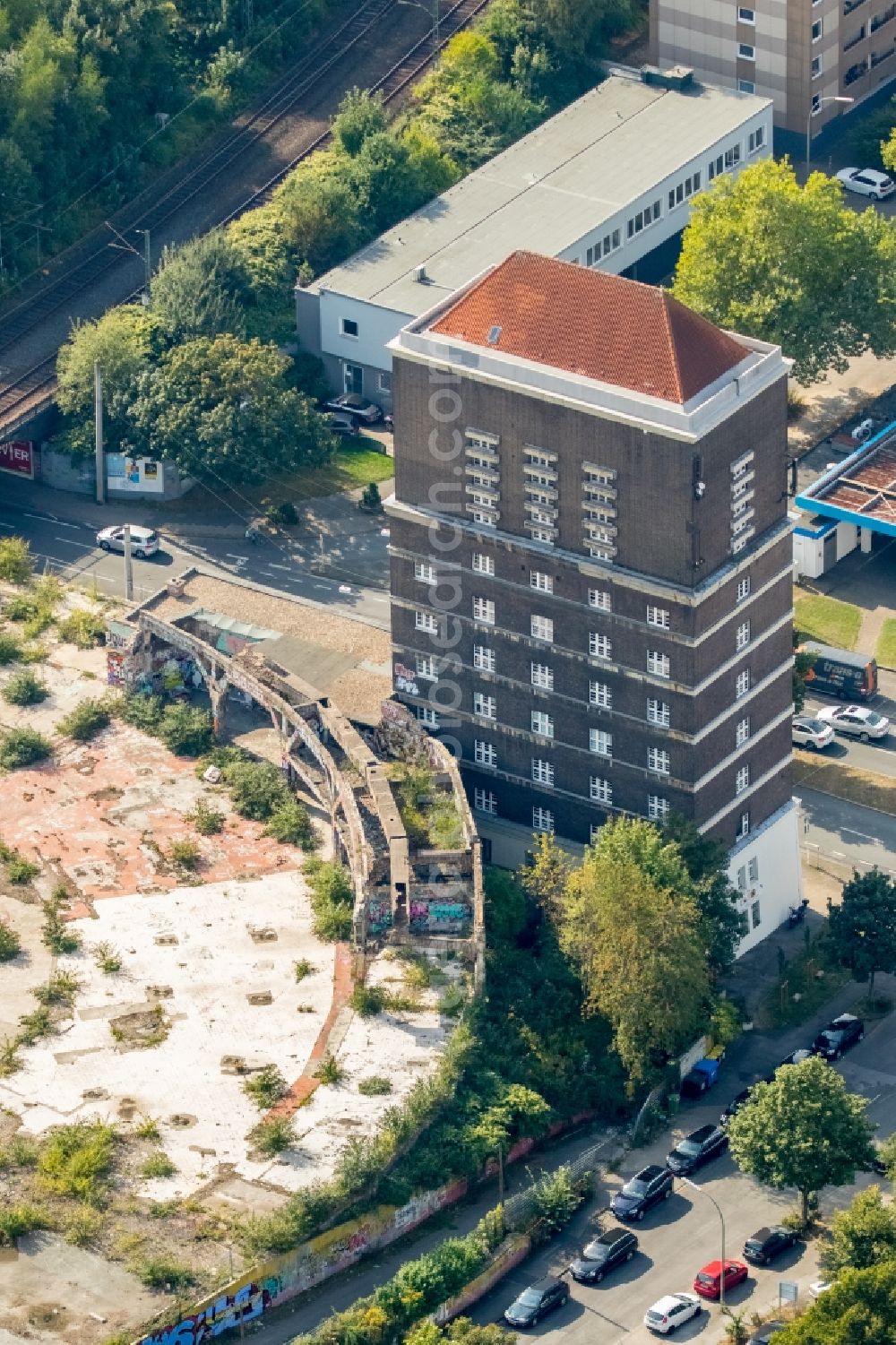 Aerial photograph Dortmund - Building of industrial monument historical water tower of the south station near Heiliger Weg in Dortmund in the state North Rhine-Westphalia