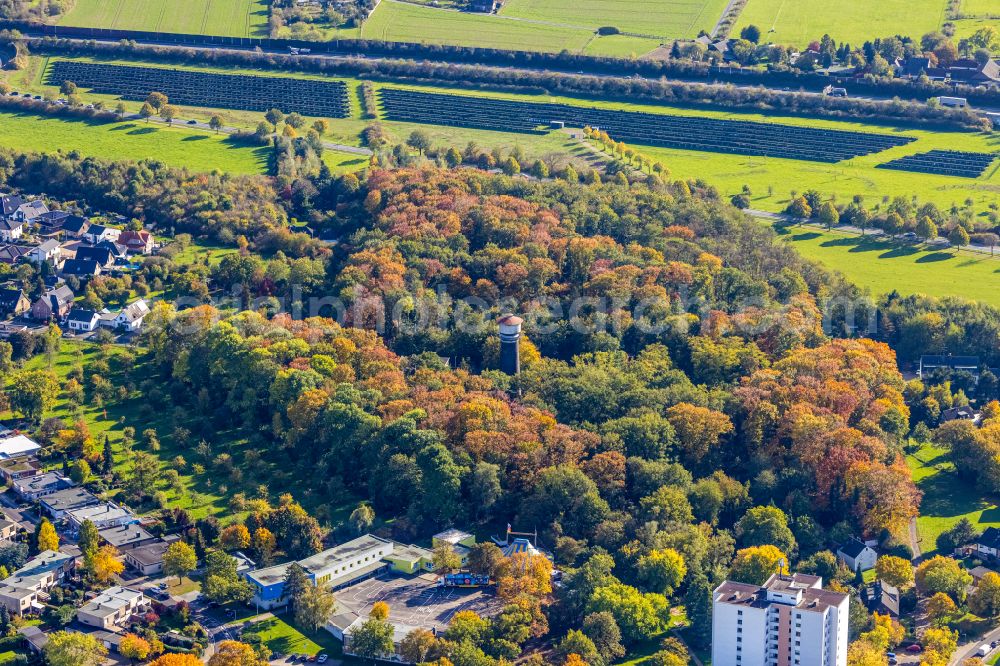 Moers from the bird's eye view: building of industrial monument water tower of the Vinner Wasserturm on Vinner Strasse in Moers in the state North Rhine-Westphalia, Germany