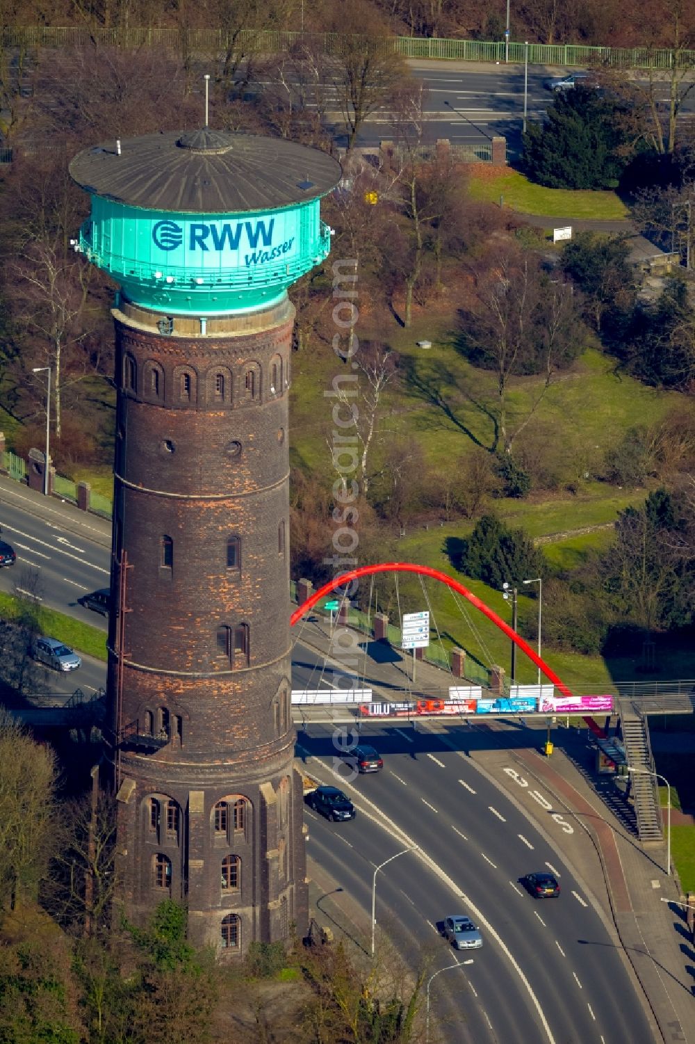 Oberhausen from the bird's eye view: Structure of the industry monument of RWW water tower at the Muelheimer Strasse in Oberhausen in North Rhine-Westphalia