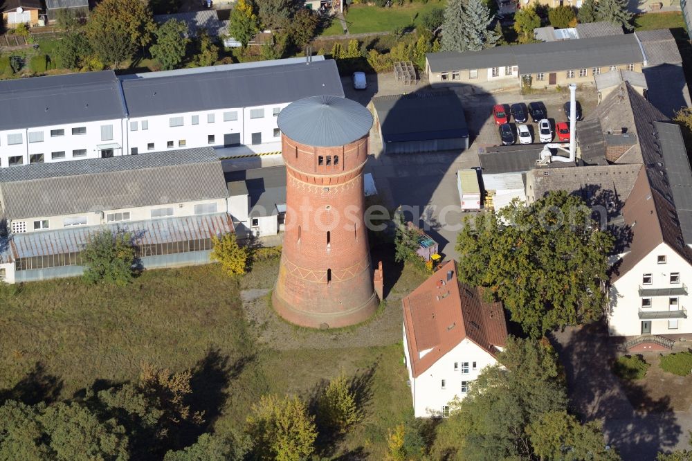 Oranienburg from above - Building of industrial monument water tower at the Heidelberger Strasse in Oranienburg in the state Brandenburg