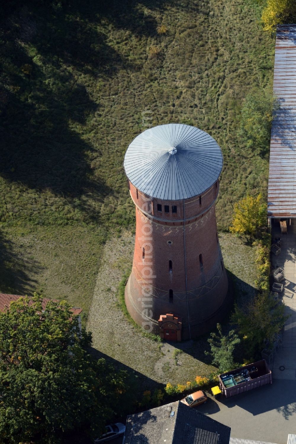 Oranienburg from the bird's eye view: Building of industrial monument water tower at the Heidelberger Strasse in Oranienburg in the state Brandenburg