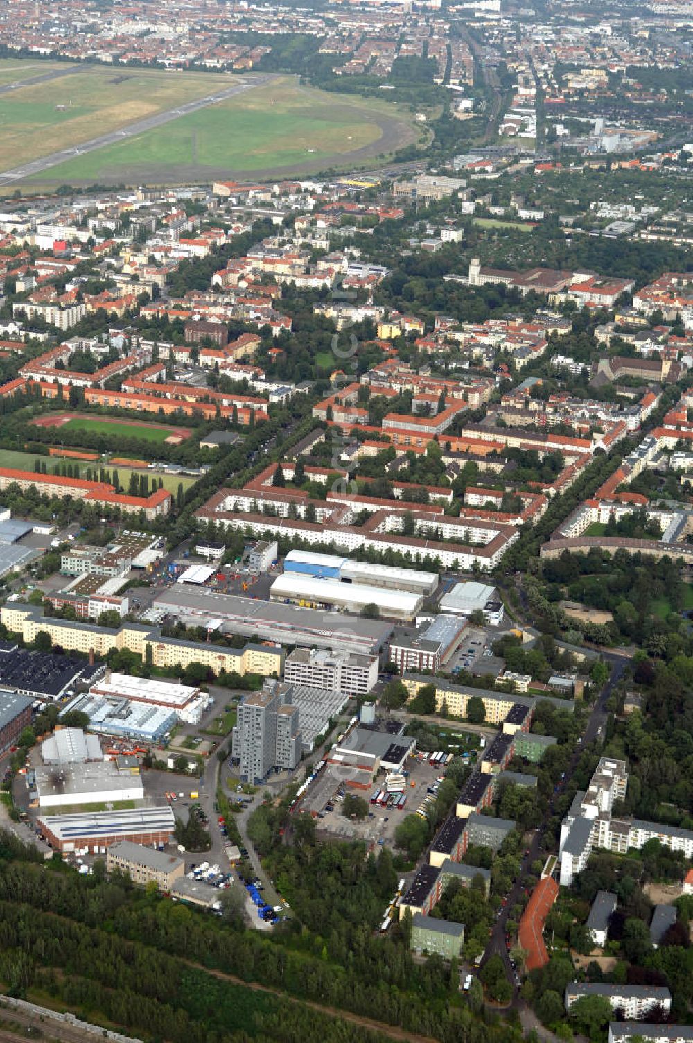 Aerial photograph Berlin - Blick auf das Industriegebiet an der Bessemerstraße , Eythstraße in Berlin-Tempelhof. Eine Immobilie der HVB Immobilien AG.