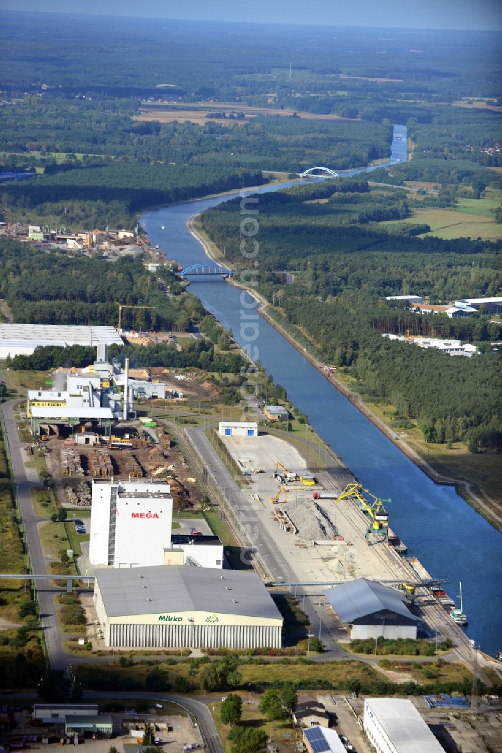 Aerial photograph Eberswalde - Industrial area in the inland port in the city of Eberswalde Forestry on the banks of the Oder-Havel Canal in Brandenburg. In the image of the company branch Howee GmbH, HOKAWE GmbH, the DBD GmbH, a grain warehouse with conveyor bridge and a logistics center