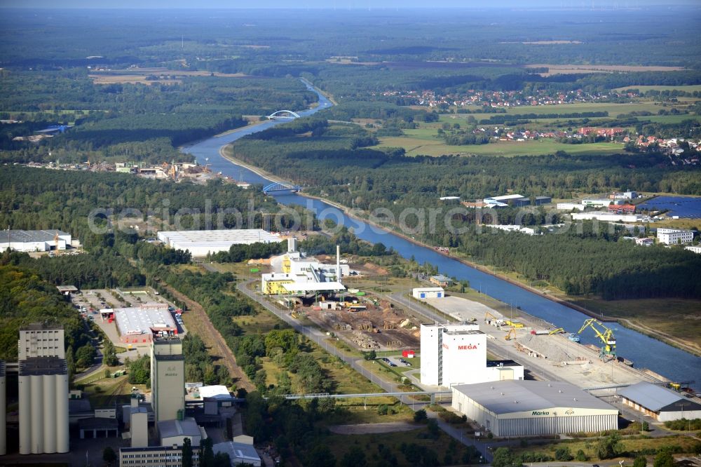 Aerial photograph Eberswalde - Industrial area in the inland port in the city of Eberswalde Forestry on the banks of the Oder-Havel Canal in Brandenburg. In the image of the company branch Howee GmbH, HOKAWE GmbH, the DBD GmbH, a grain warehouse with conveyor bridge and a logistics center