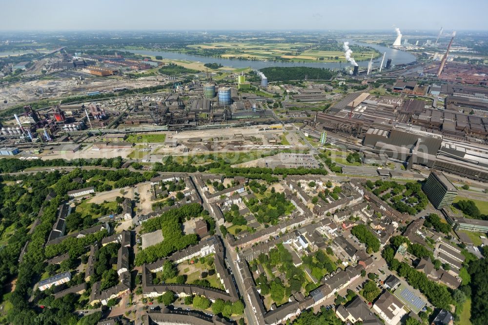 Aerial image Duisburg - Industrial area Bruckhausen with former refinery now tank farm near Duisburg in North Rhine-Westphalia