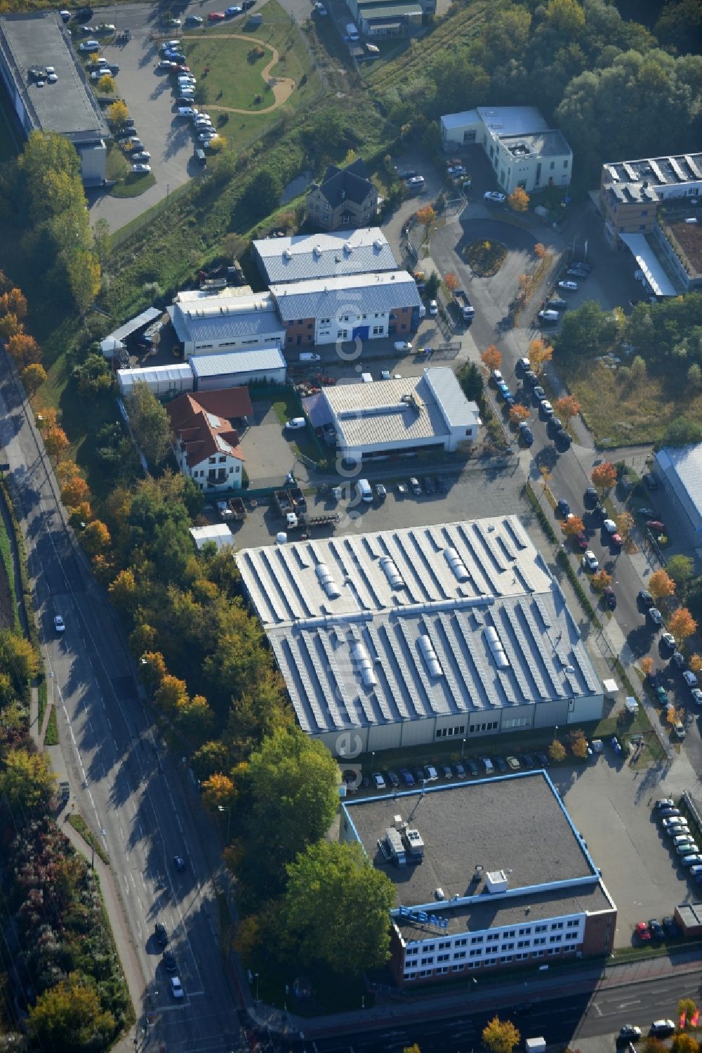 Aerial photograph Berlin - View of the industrial area of Darßer bow in Berlin Weissensee. In the picture, the building of the service center BZW