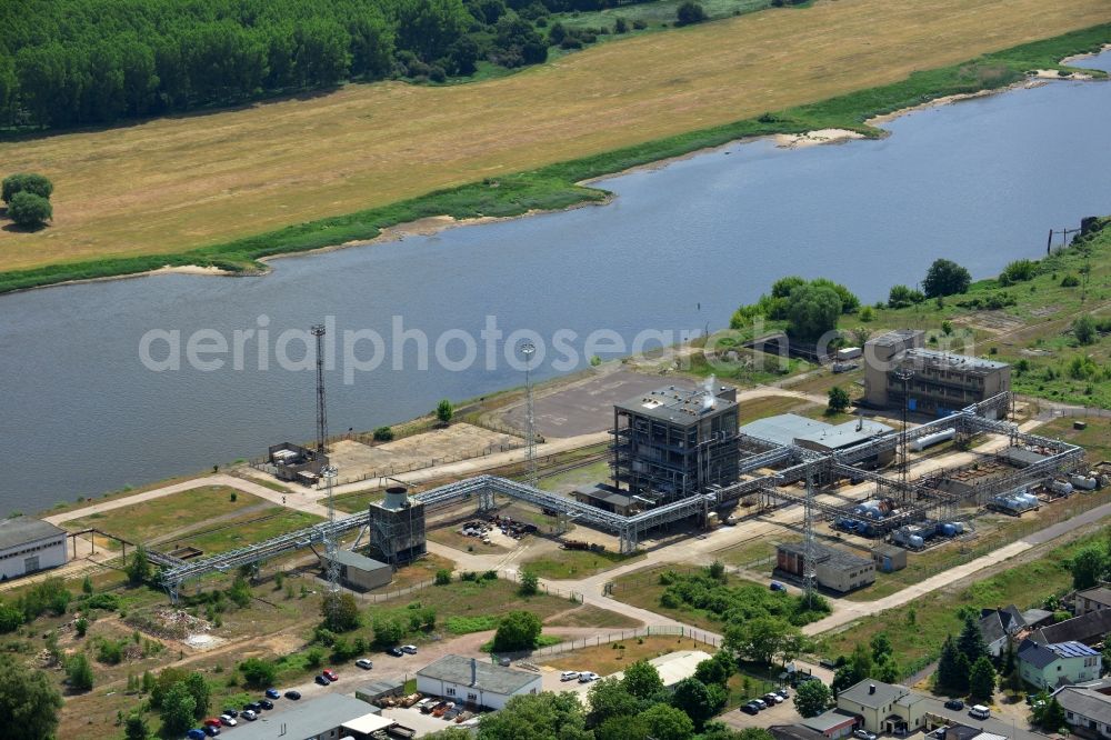 Aerial photograph Magdeburg - Industrial area on the riverbank of the Elbe and former compound of Fahlberg-List in Magdeburg in the state Saxony-Anhalt.The historic buildings of the former sugar factory with its elongated hall and three silos on the riverbank are listed as protected buildings. The area belongs to the Wusterhuesen and Salbke parts in the South of Magdeburg