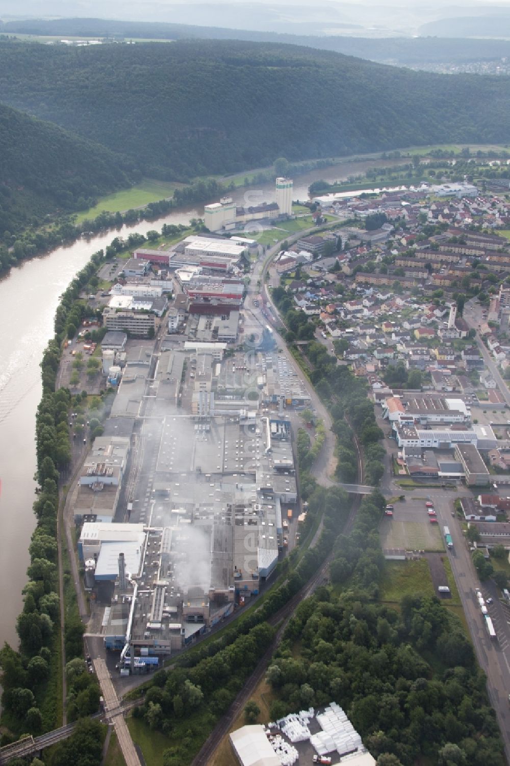 Aerial image Wertheim - Industrial estate on the river bank areas of the Main river in the district Bestenheid in Wertheim in the state Baden-Wuerttemberg, Germany