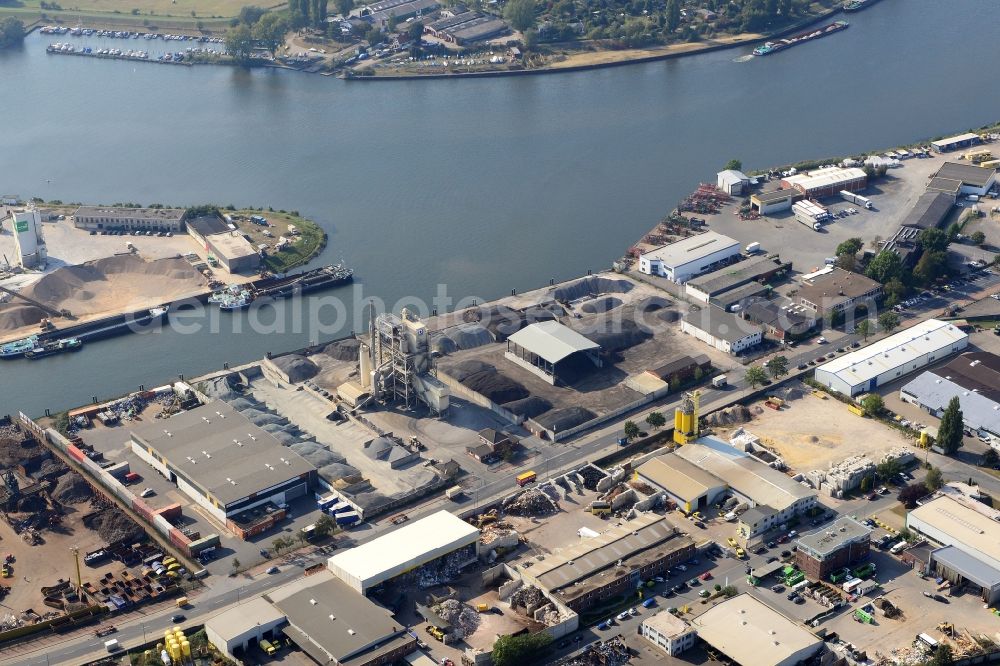 Aerial photograph Bremen - Industrial area and harbour on the river Weser along Hemelinger Hafendamm in the Hemelingen part of Bremen in Germany. Deutag North runs basalt work here