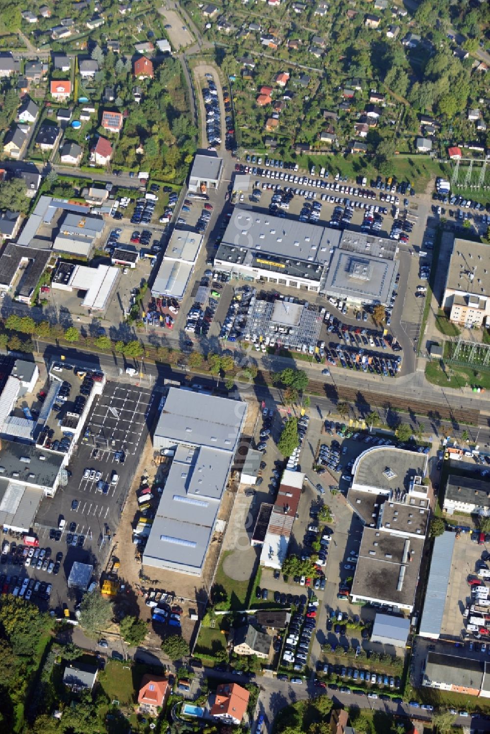 Aerial image Berlin - View at the möbus - group area Hansastraße in the district Weissensee in Berlin. Here are among others several car dealers, workshops and an inspection workshop of the DEKRA located