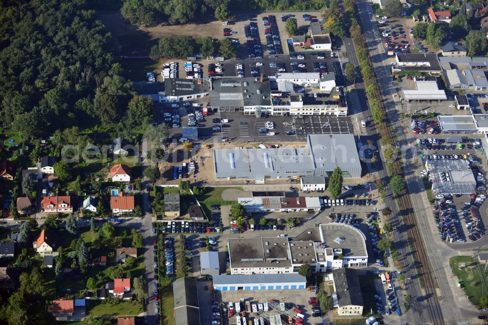 Aerial image Berlin - View at the möbus - group area Hansastraße in the district Weissensee in Berlin. Here are among others several car dealers, workshops and an inspection workshop of the DEKRA located