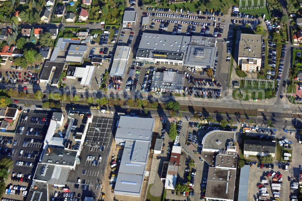 Aerial image Berlin - View at the möbus - group area Hansastraße in the district Weissensee in Berlin. Here are among others several car dealers, workshops and an inspection workshop of the DEKRA located