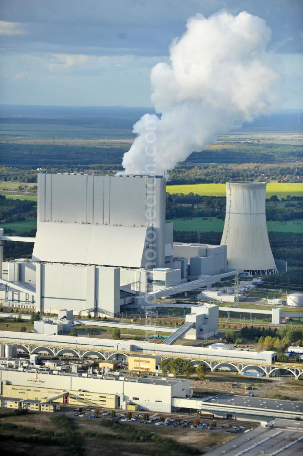 Schwarze Pumpe from the bird's eye view: The Schwarze Pumpe power plant is a 1993 built until 1998 and consisting of Vattenfall Europe operated lignite-fired power plant, seen from two generating units with a capacity of 800 MW each. It is located on the grounds of the Schwarze Pumpe Industrial Park