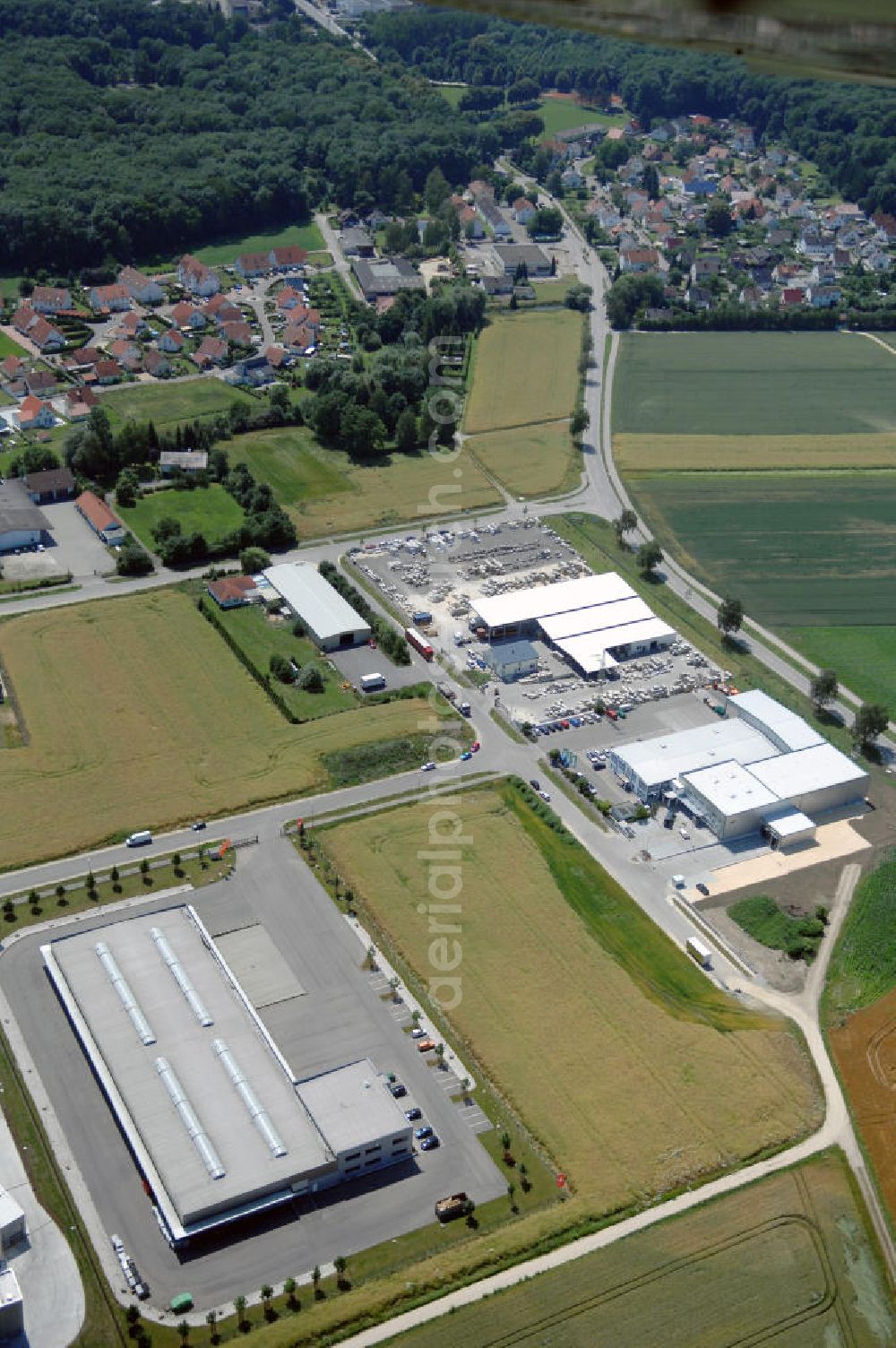 Aerial photograph Leipheim - Industrie- und Gewerbeflächen im Industriegebiet Spinnmähder in Leipheim / Bayern. Vermietung / Verwaltung: Unternehmensgruppe Markus Gerold, An der Vaerstbrücke 1, 59425 Unna, Tel. +49(0)2303 25036-26, Fax +49(0)2303 25036-27, E-Mail: info@markus-gerold.de