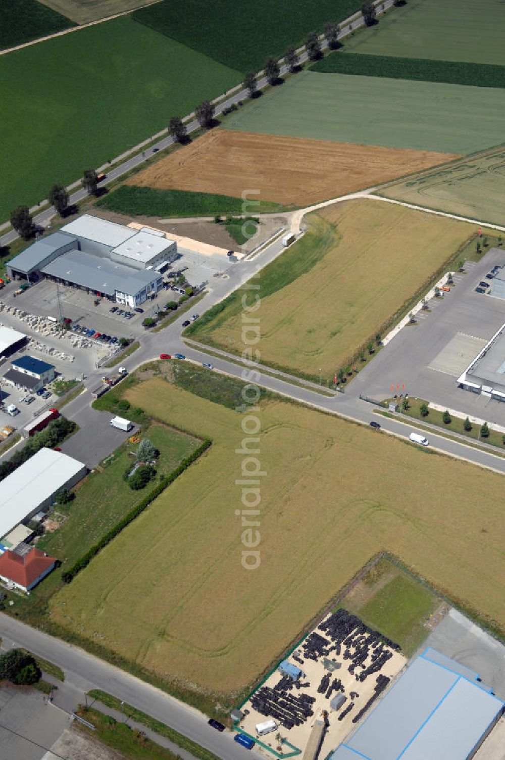 Aerial photograph Leipheim - Industrie- und Gewerbeflächen im Industriegebiet Spinnmähder in Leipheim / Bayern. Vermietung / Verwaltung: Unternehmensgruppe Markus Gerold, An der Vaerstbrücke 1, 59425 Unna, Tel. +49(0)2303 25036-26, Fax +49(0)2303 25036-27, E-Mail: info@markus-gerold.de