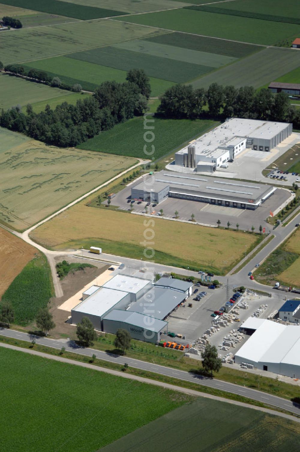 Leipheim from above - Industrie- und Gewerbeflächen im Industriegebiet Spinnmähder in Leipheim / Bayern. Vermietung / Verwaltung: Unternehmensgruppe Markus Gerold, An der Vaerstbrücke 1, 59425 Unna, Tel. +49(0)2303 25036-26, Fax +49(0)2303 25036-27, E-Mail: info@markus-gerold.de