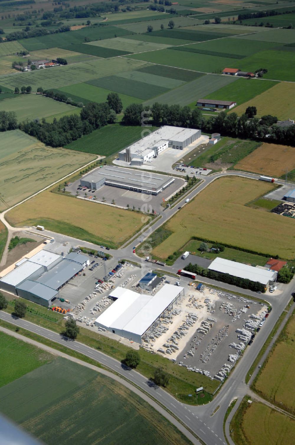 Leipheim from the bird's eye view: Industrie- und Gewerbeflächen im Industriegebiet Spinnmähder in Leipheim / Bayern. Vermietung / Verwaltung: Unternehmensgruppe Markus Gerold, An der Vaerstbrücke 1, 59425 Unna, Tel. +49(0)2303 25036-26, Fax +49(0)2303 25036-27, E-Mail: info@markus-gerold.de