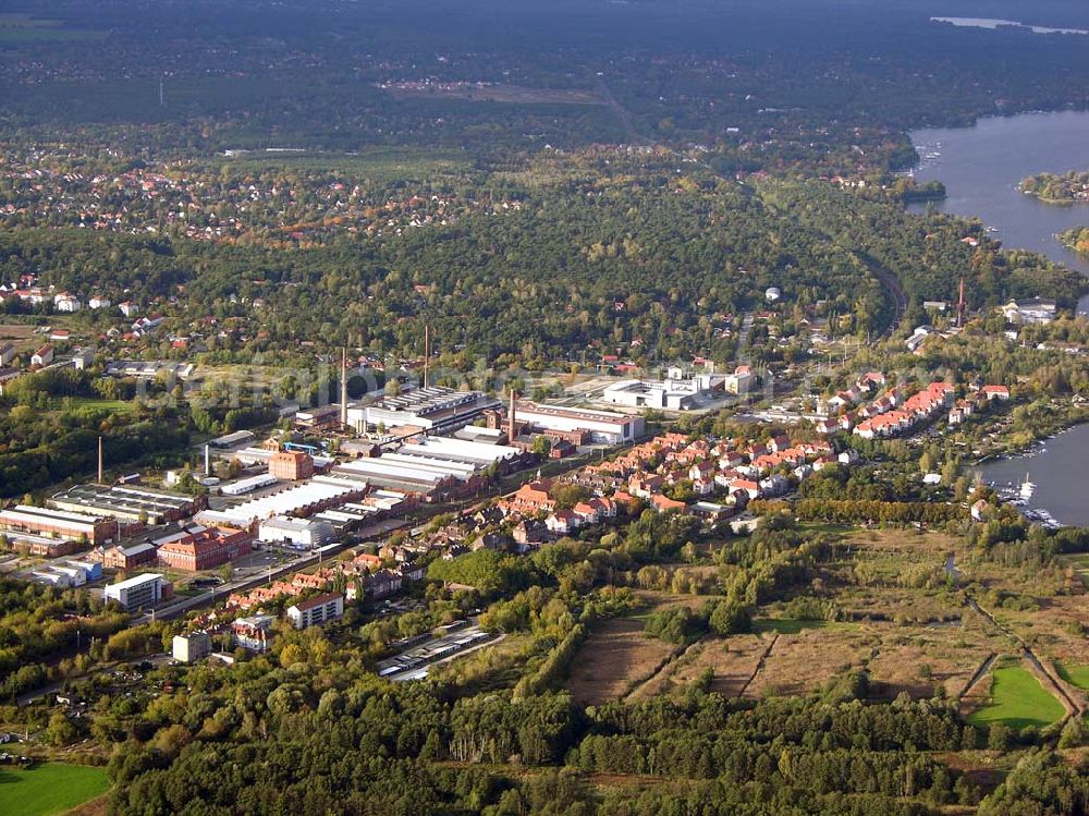 Wildau from the bird's eye view: 07.10.2004 Blick auf das direkt an der Dahme liegende Industriegebiet an der S-Bahn Station Wildau in Wildau.