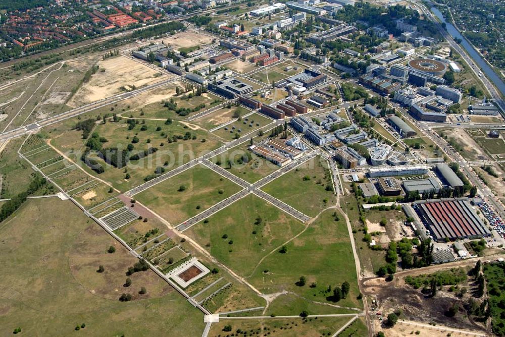 Aerial photograph Berlin-Treptow - Adlershof ist ein Ortsteil im Bezirk Treptow-Köpenick von Berlin. Bis zur Verwaltungsreform 2001 war es ein Ortsteil des ehemaligen Stadtbezirks Treptow.;Der Wissenschafts- und Wirtschaftsstandort Adlershof, kurz WISTA liegt im Berliner Ortsteil Adlershof im Bezirk Treptow-Köpenick. Seit 1992 ist auf einer 420 Hektar Fläche eine neue Wissenschaftsstadt entstanden. Als eigenständiges Projekt der Expo 2000 wurde sie unter der Projektbezeichnung Berlin Adlershof – Stadt für Wissenschaft, Wirtschaft und Medien großteils fertiggestellt.