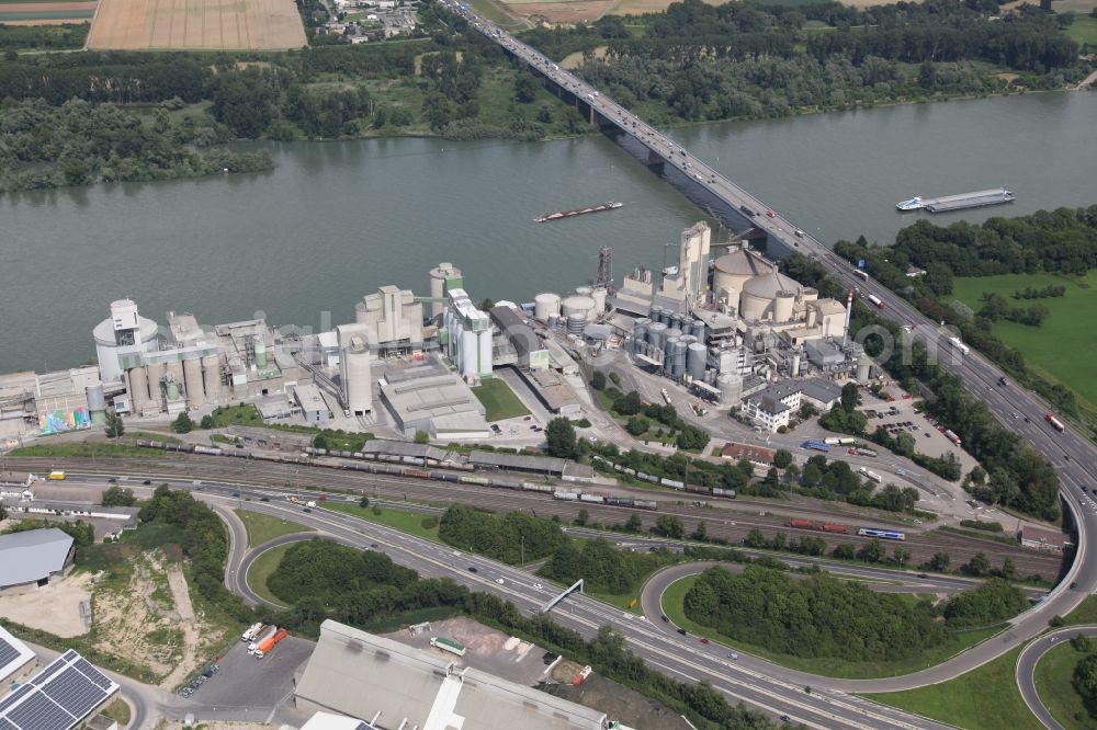 Mainz Weisenau from the bird's eye view: Industrial area with cement plant and recycling center on the banks of the Rhine in Mainz Weisenau in Rhineland-Palatinate