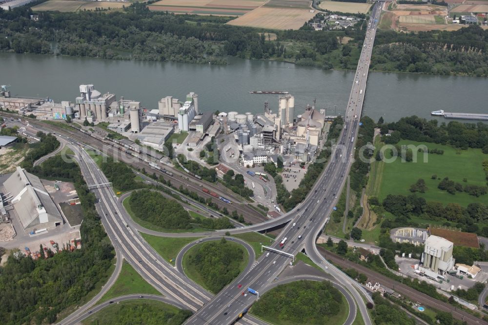 Aerial photograph Mainz Weisenau - Industrial area with cement plant and recycling center on the banks of the Rhine in Mainz Weisenau in Rhineland-Palatinate