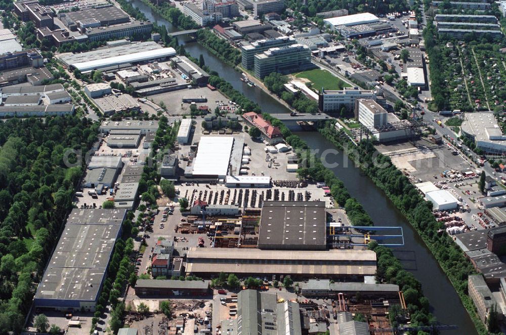 Aerial photograph Berlin Britz - Industriegebiet / Gewerbegebiet zwischen Industriestraße und Teltowkanal in Berlin-Britz. Industrial area / business park between the street Industriestrasse and the canal Teltowkanal.