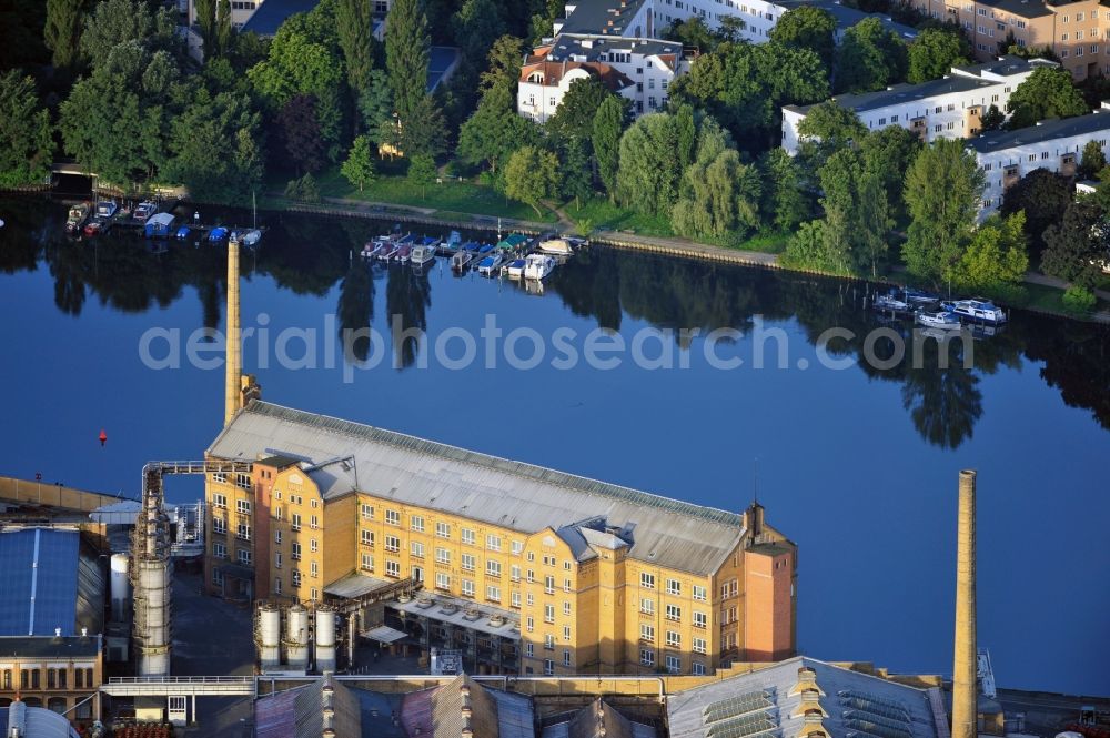 Aerial image Berlin - Vacant industrial building in on the former site of the cable plant Oberspree at the Wilhelminenhofstraße in Oberschöneweide in Berlin. The group of buildings in the Wilhelminenhofstraße between Edison and Ostendstraße is monument protected since 1991