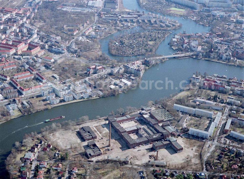 Berlin - KÖPENICK from the bird's eye view: Industriegelände (ehem. REWATEX) an der Ottmar-Geschke Straße in Berlin - Köpenick. Ein Projekt der AENGEVELT-Immobilien-AG. 13.03.03