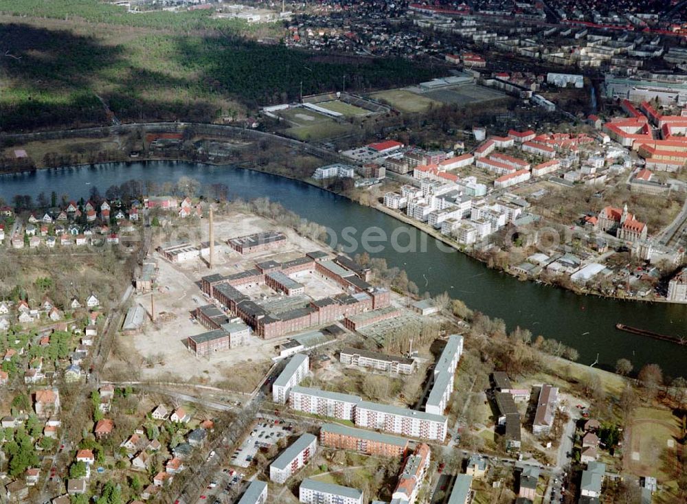 Berlin - KÖPENICK from the bird's eye view: Industriegelände (ehem. REWATEX) an der Ottmar-Geschke Straße in Berlin - Köpenick. Ein Projekt der AENGEVELT-Immobilien-AG. 13.03.03