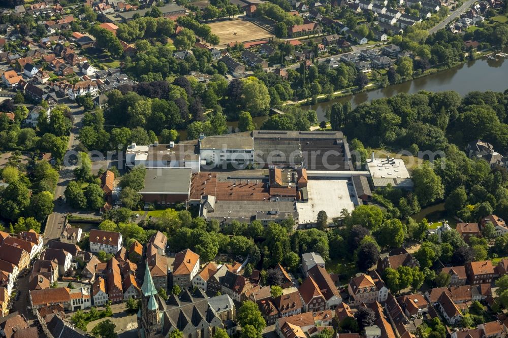 Aerial photograph Warendorf - The industrial area on the Emsinsel in the course of the Ems in Warendorf in the state North Rhine-Westphalia. The area formerly belongs to the Brinkhaus GmbH and is currently unused