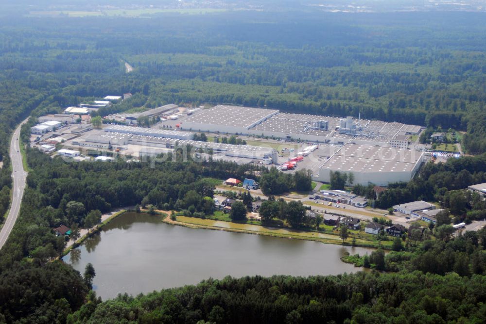 Waldmohr from above - Blick auf das Industriegelände am Motschweiher in Waldmohr. Waldmohr lebt heute überwiegend von Industrie- und Handwerksbetrieben. Es ist der größte Industriestandort im Landkreis Kusel. Größter Arbeitgeber mit 590 Beschäftigten ist die Firma Schmal Möbel GmbH. In den letzten Jahren ist die Firma Minitec stark gewachsen, sie hat derzeit ca. 190 Mitarbeiter. Die Firma verfügt über ein Patent für Aluminiumprofile, bei denen keine Bohrungen mehr notwendig sind. Kontakt: CS Schmalmöbel GmbH & Co. KG, Industriestr. 27, 66914 Waldmohr, Tel.: 06373-821-0,