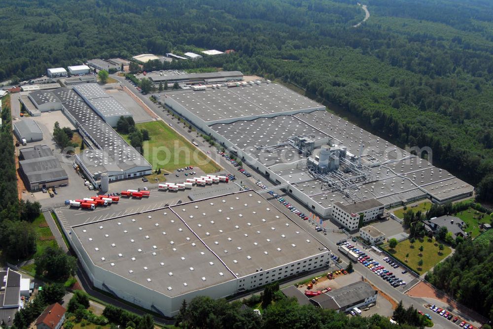 Waldmohr from the bird's eye view: Blick auf das Industriegelände am Motschweiher in Waldmohr. Waldmohr lebt heute überwiegend von Industrie- und Handwerksbetrieben. Es ist der größte Industriestandort im Landkreis Kusel. Größter Arbeitgeber mit 590 Beschäftigten ist die Firma Schmal Möbel GmbH. In den letzten Jahren ist die Firma Minitec stark gewachsen, sie hat derzeit ca. 190 Mitarbeiter. Die Firma verfügt über ein Patent für Aluminiumprofile, bei denen keine Bohrungen mehr notwendig sind. Kontakt: CS Schmalmöbel GmbH & Co. KG, Industriestr. 27, 66914 Waldmohr, Tel.: 06373-821-0,