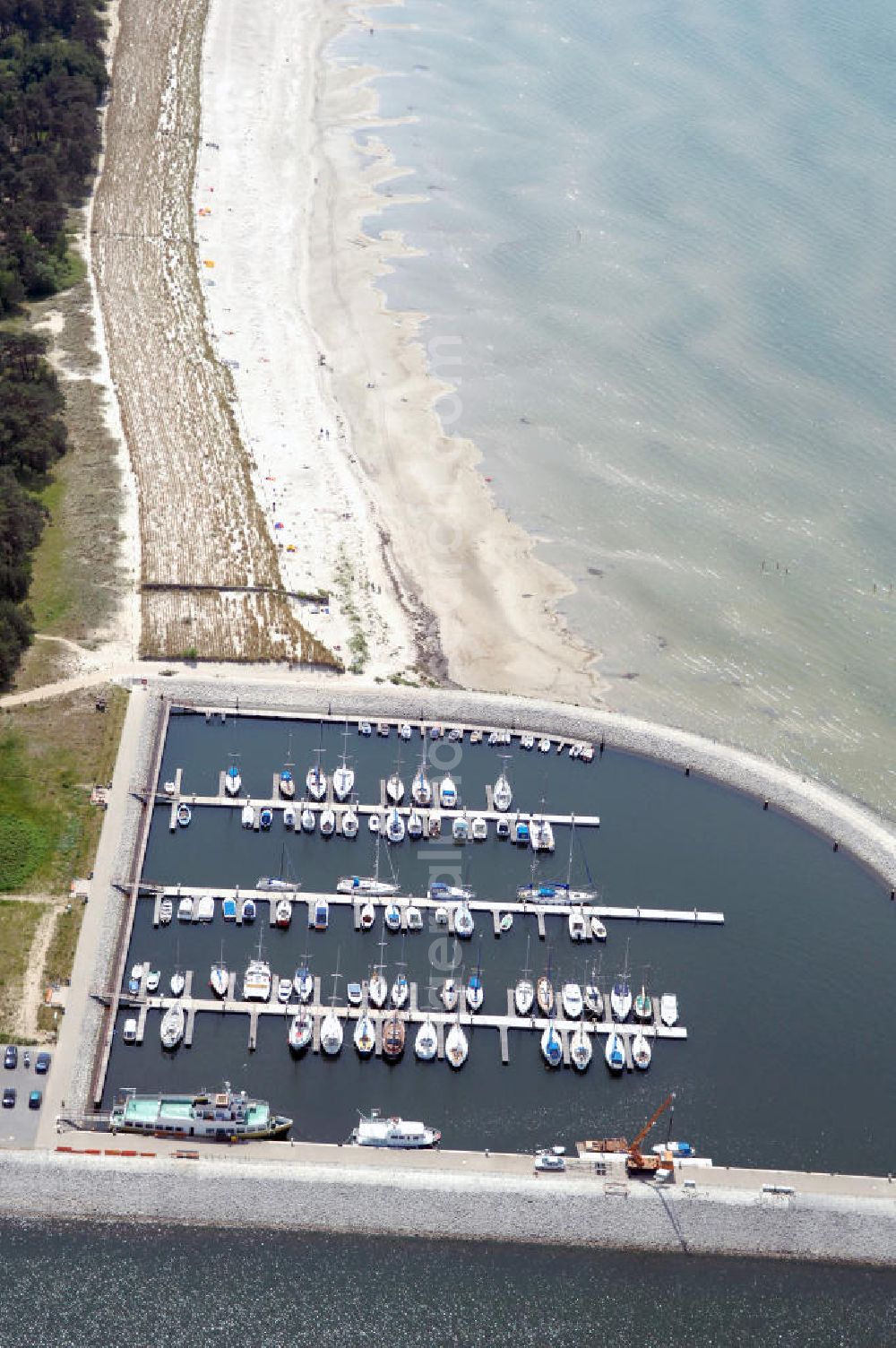 Lubmin from above - Blick auf den Industriehafen Lubmin nahe dem stillgelegtem Kernkraftwerk / KKW VEB Brunno Leuschner, nach der Wende Kernkraftwerk Greifswald / KGR. Zur Industrieansiedlung wurde der ehemalige Kühlwasserauslaufkanal des KKW mit öffentlichen Mitteln zu einem Hafen ausgebaut. Zusätzlich soll ein Gasturbinenkraftwerk errichtet werden, das den Standort attraktiv für energieintensive Industrie (Holz, Papier, Metall) machen soll. Heute erfolgt der Rückbau des KKW durch die Energiewerke Nord GmbH, Latzower Staße 1, 17509 Rubenow, Tel. +49(0)38354 40, Fax: +49(0)38354 22458, e-mal: poststelle@ewn-gmbh.de