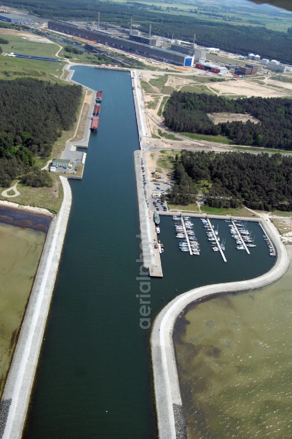 Aerial image Lubmin - Blick auf den Industriehafen Lubmin nahe dem stillgelegtem Kernkraftwerk / KKW VEB Brunno Leuschner, nach der Wende Kernkraftwerk Greifswald / KGR. Zur Industrieansiedlung wurde der ehemalige Kühlwasserauslaufkanal des KKW mit öffentlichen Mitteln zu einem Hafen ausgebaut. Zusätzlich soll ein Gasturbinenkraftwerk errichtet werden, das den Standort attraktiv für energieintensive Industrie (Holz, Papier, Metall) machen soll. Heute erfolgt der Rückbau des KKW durch die Energiewerke Nord GmbH, Latzower Staße 1, 17509 Rubenow, Tel. +49(0)38354 40, Fax: +49(0)38354 22458, e-mal: poststelle@ewn-gmbh.de