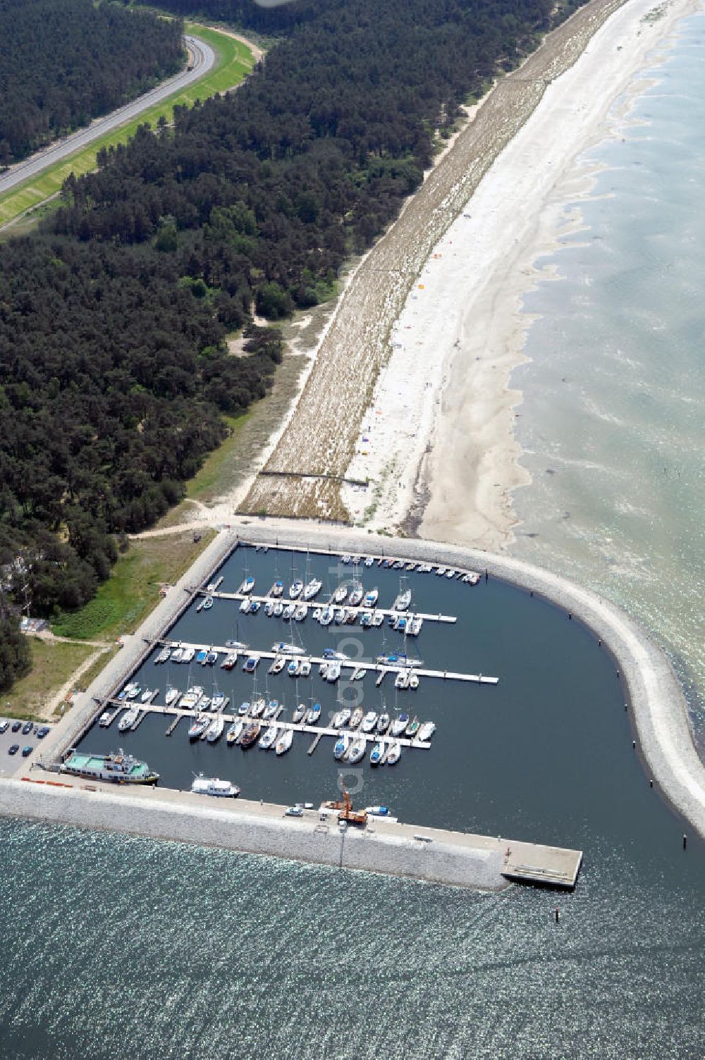 Lubmin from above - Blick auf den Industriehafen Lubmin nahe dem stillgelegtem Kernkraftwerk / KKW VEB Brunno Leuschner, nach der Wende Kernkraftwerk Greifswald / KGR. Zur Industrieansiedlung wurde der ehemalige Kühlwasserauslaufkanal des KKW mit öffentlichen Mitteln zu einem Hafen ausgebaut. Zusätzlich soll ein Gasturbinenkraftwerk errichtet werden, das den Standort attraktiv für energieintensive Industrie (Holz, Papier, Metall) machen soll. Heute erfolgt der Rückbau des KKW durch die Energiewerke Nord GmbH, Latzower Staße 1, 17509 Rubenow, Tel. +49(0)38354 40, Fax: +49(0)38354 22458, e-mal: poststelle@ewn-gmbh.de