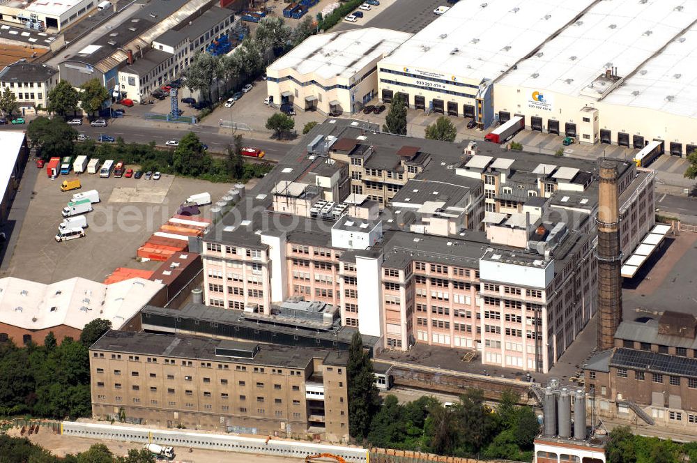 Aerial image Berlin - Blick auf einen Teilausschnitt der Teilestraße, eine Industriestraße im Industrie-Gebiet Tempelhof-Ost, die am Teltowkanal liegt. Im Vordergrund befindet sich die Fabrik der Ikad Europe GmbH, die auch als ehemaliges Sarotti-Werk bekannt ist. Im Hintergrund ist das Logistikzentrum des Cash Carry Lebensmittel- und Getränke- Großhandelskontor ansässig. Kontakt: