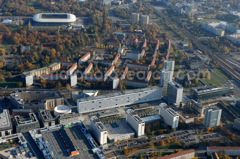 Dresden from the bird's eye view: Blick von der Ineren Altstadt mit der Prager Straße und der St. Petersburger Straße auf die herbstliche Seevorstadt-Ost / Großer Garten mit dem Rudolf-Harbig-Stadion.